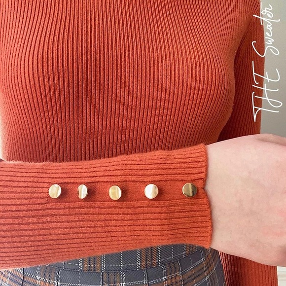 SOLD Fashion Evynn Apparel ‘The Sweater’ Fall 2020 - Picture 2 of 3